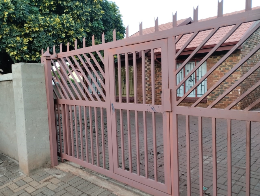 To Let 3 Bedroom Property for Rent in Tlhabane West North West